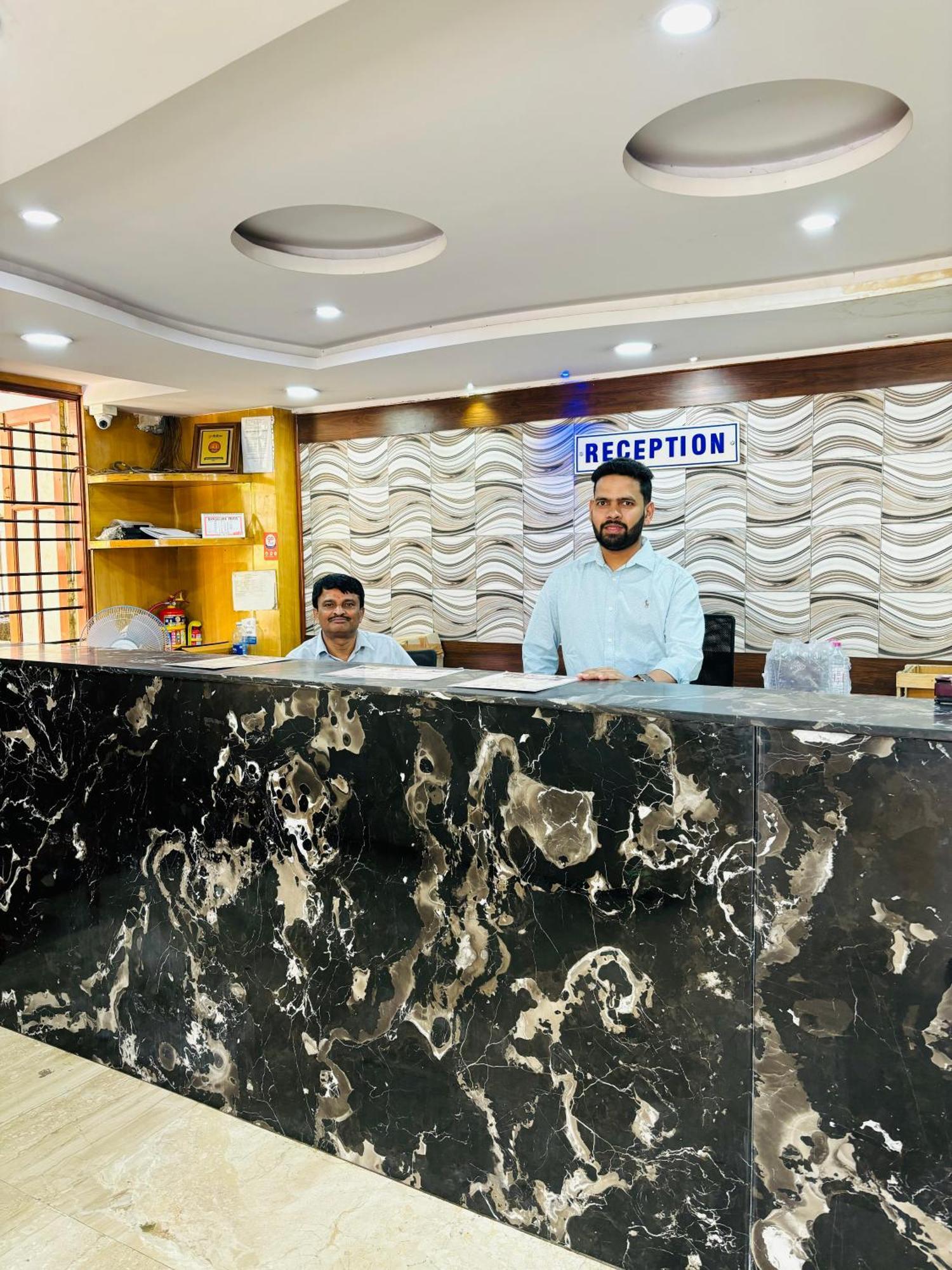 העיר בנגלור Hotel Chetan International מראה חיצוני תמונה